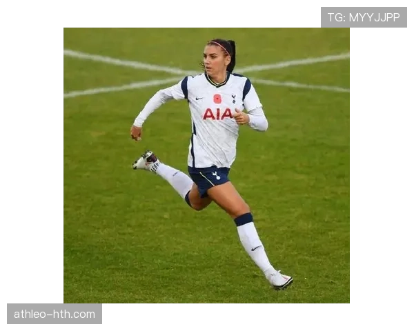 亚历克斯·摩根机场街拍：运动装配高奢包，普通人只能望图兴叹